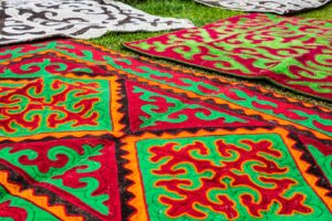 handmade decorative traditional felt rugs in green and red